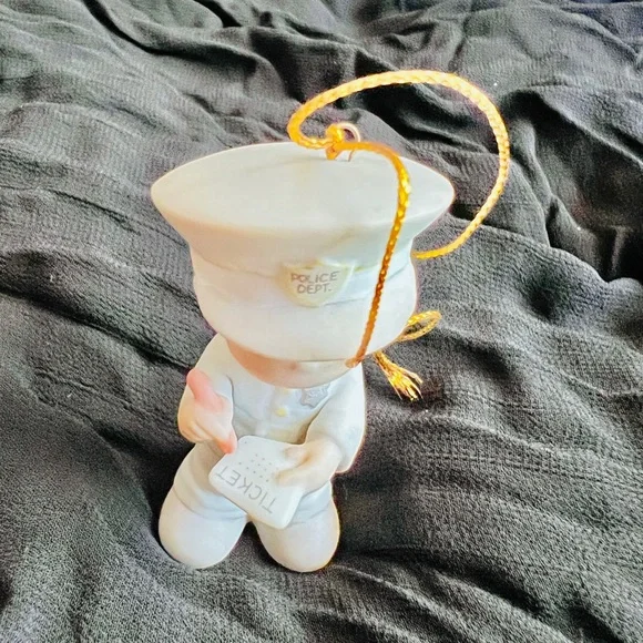 1986 Precious Moments Trust and Obey ~ Police Officer Ornament #102377 Retired - Picture 3 of 5